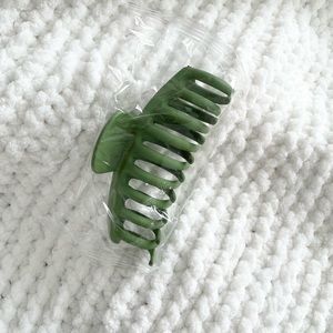 GREEN CLAW CLIP (HAIR CLIP) *NEW*